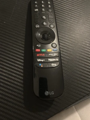 LG svart fjärrkontroll med streamingknappar - Säljer en tv kontroll, batterier ingår ej. Fick en ny tv kontroll till julklapp eftersom att jag tappade bort denna. Några veckor senare hitta jag denna rackaren!!!