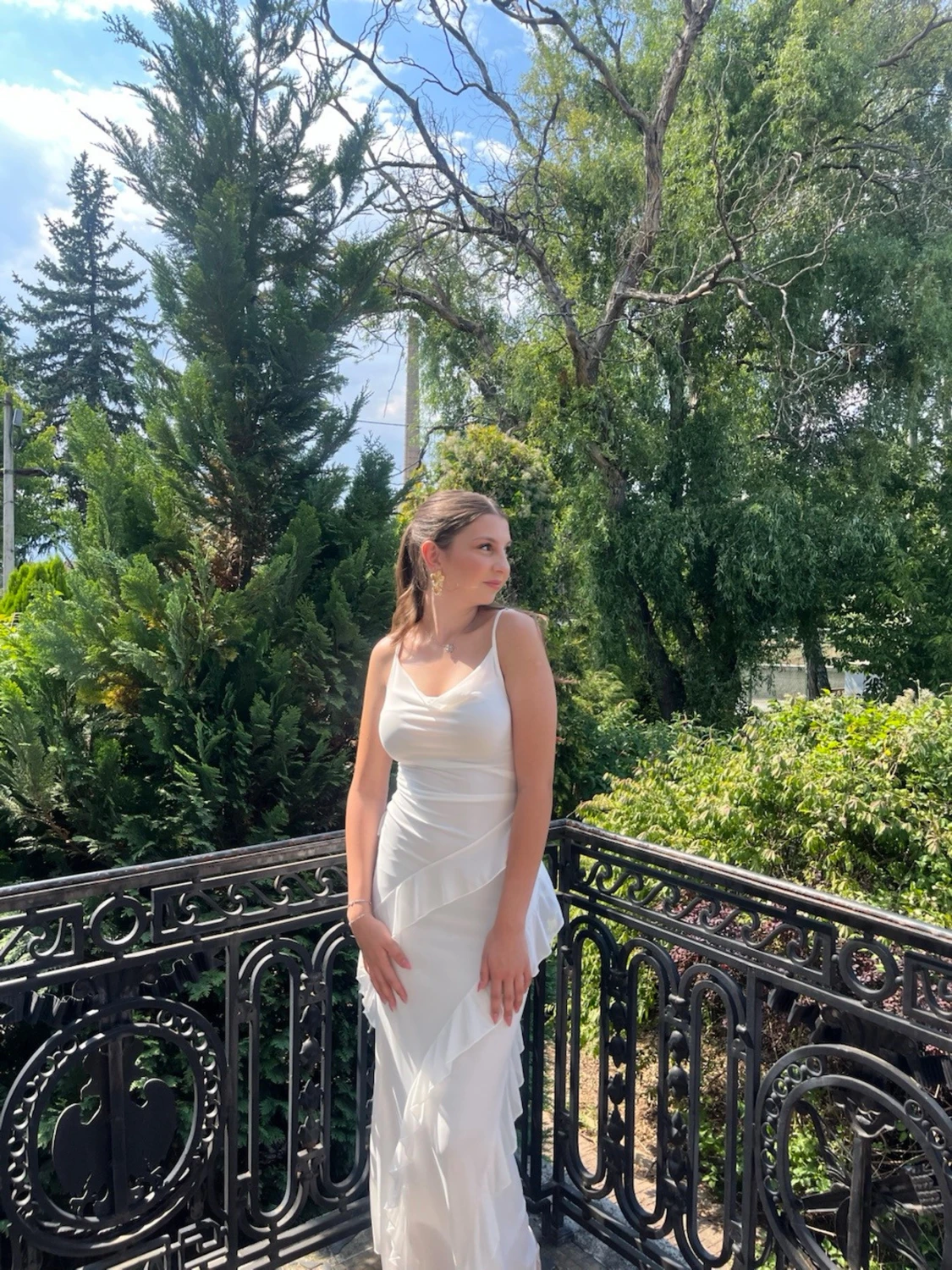 Vit långklänning med volangdetaljer - 3