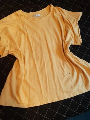 Kul gul t-shirt från Papaya  - Uniquely detailed on arm which makes this mustard yellow t-shirt more then a t-shirt... It is in very good condition. Measurements on pictures ad I think it fits for XXL too. 100% cotton
