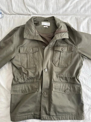 These glory days field jacket - Säljer en otroligt snygg fieldjacket ifrån These glory days som är perfekt till våren. Jackan är i bra skick. Hör av er vid frågor!