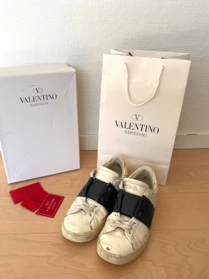 Valentino Garavani Skor - Hej! Jag säljer mina Valentino Garavani skor för ett bra pris eftersom jag inte längre använder dem! På bild 6 kan man se att Valentino märket har slitits ut lite på plösen men man kan fortfarande ana det. Om ni har några funderingar är det bara att höra av! Priset kan diskuteras! Fraktar snabbt🔥🚀