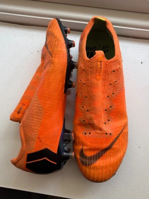 Nike mercurial vapor 12 elite  - 8/10 i skick ända skadorn är smutsen på framsidorna på skon men inget som påverkar prestation. Har inga snören och har ingen aning vart dom är.