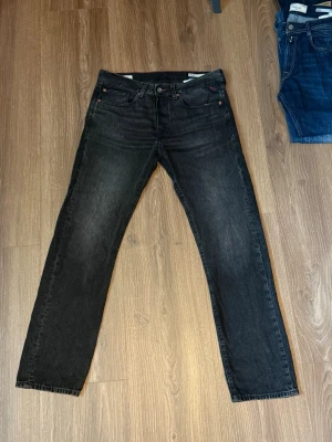 Replay Deryck - Svarta replay jeans. Använda ett fåtal gånger 