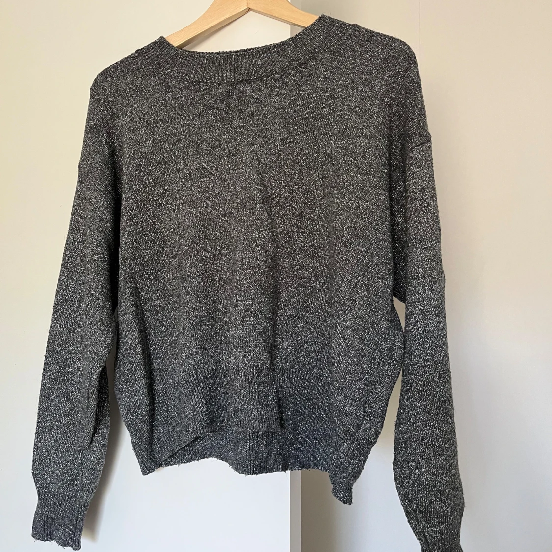 Glittrig grå stickad tröja