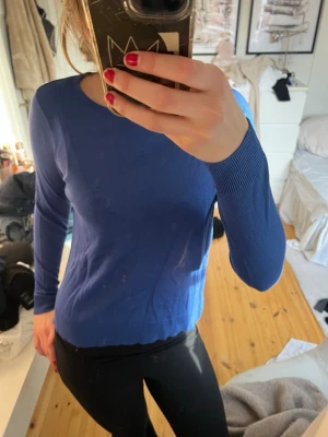 Blå stickad tröja från vero moda - En enkel och stilren blå stickad tröja från vero moda med rund halsringning och långa ärmar. Tröjan har ribbade muddar vid ärmslut och nederkant, perfekt för lager-på-lager och chill vardagsstil. Aldrig andvänd