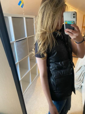 Intressekoll!! - Jag säljer en super snygg svart skinn väst med fickor fram till. Perfekt nu när det börjar bli varmt utomhus ❣️Buda gärna, start bud är 25kr (köpt för 200kr)