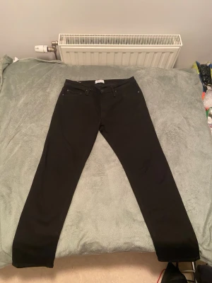 Nya jeans från Jack & Jones - Helt nya jeans med skönt stretch material, använda 1 gång kommer inte till någon användning för mig… Har även ett till likadant par i storlek 32 30