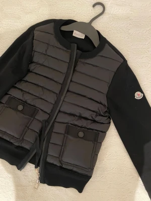 Moncler Cardigan - Säljer min Moncler cardigan då jag köpt en ny, den är i nyskick då jag inte använde den ofta (passade inte riktigt min smak). OBS Äktehetskvitto har jag inte då den köptes här på Plick💞💞Strl M