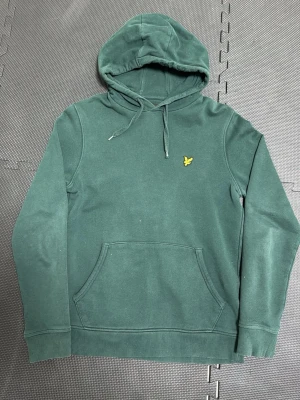 Lyle & Scott Hoodie - Skitsnygg grön färg. Den är använd men i gott skick. Storlek XS. Inga skador eller liknande 