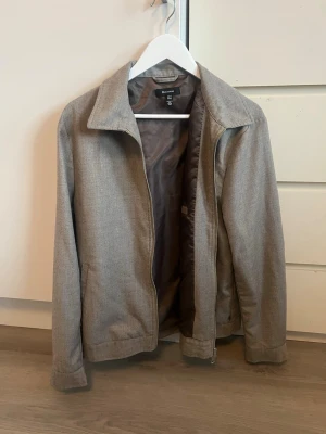 Beige/grå jacka från Matinique - Stilren beige/grå jacka från Matinique. Storlek 50, motsvarar ungefär en storlek Medium.