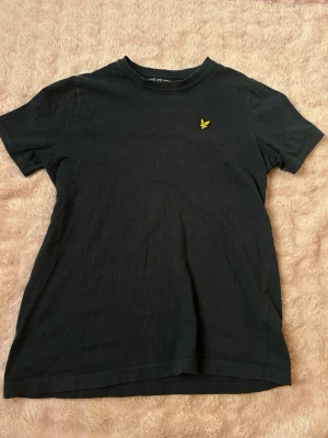 Mörk blå lyle & Scott t shitt - En jättefin mörkblå t shirt från Lyle & scott