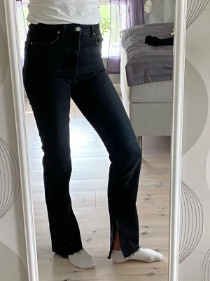 Grå jeans Gina tricot - Gråa utsvängda/raka jeans från Gina Perfect Jeans i storlek 36. De har en slits på innersidan av benet längst ner, och har slitningar vid byxans slut.  De är knappt använda, men köpta för länge sen, så fint skick! Jag är 175 cm lång för referens!!💕💕