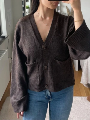 Kofta från Gina Tricot - Mysig, trendig mörkbrun kofta, som inte säljs på Gina längre. 