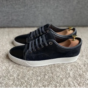 Lanvin skor  - Storlek: UK 8 och passar 43 Skicket: ligger runt 7/10 Dustbag medföljer vid köp Har du frågor? Släng iväg ett dm 