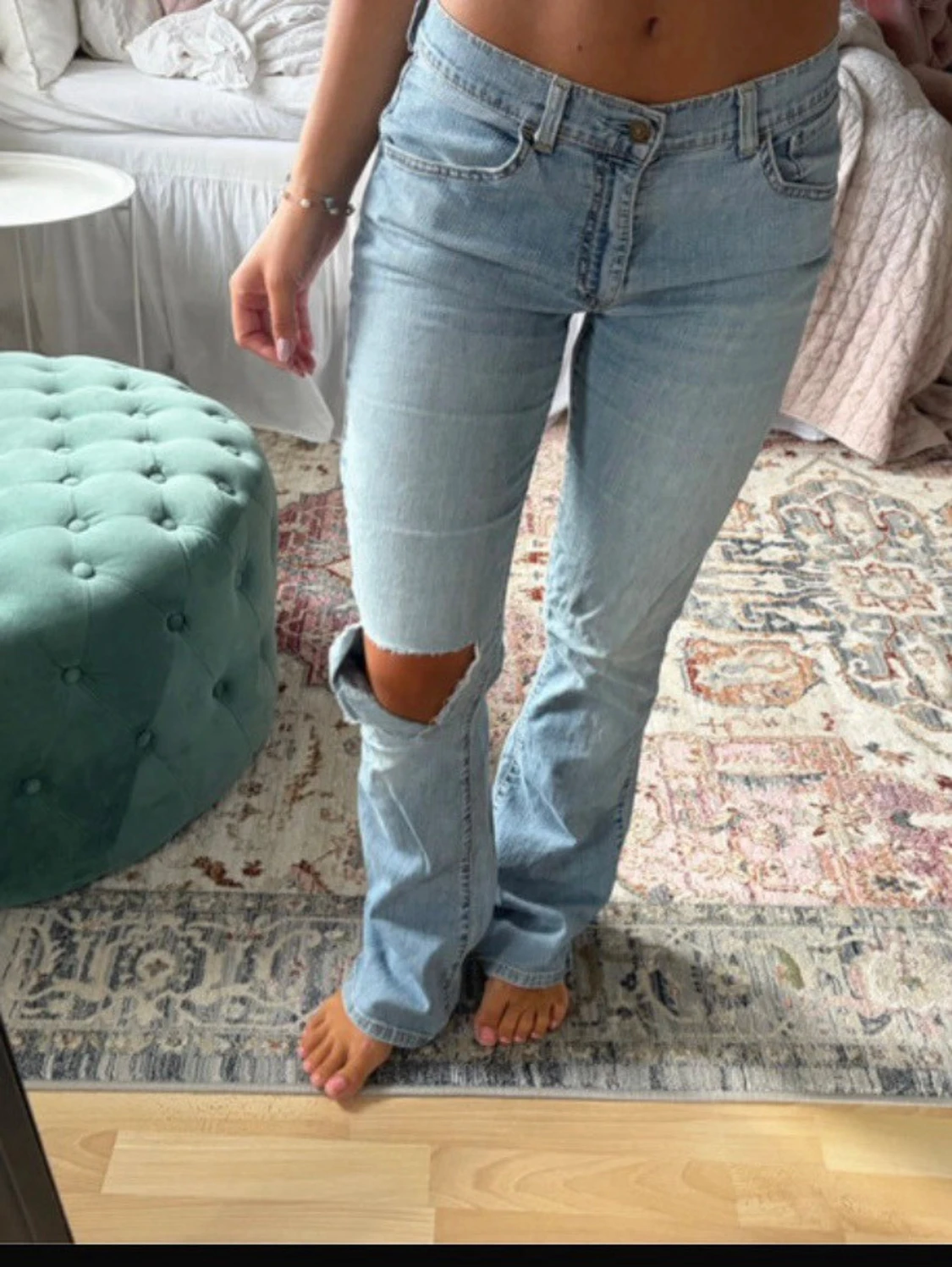 Ljusblå bootcut jeans med hål - 1