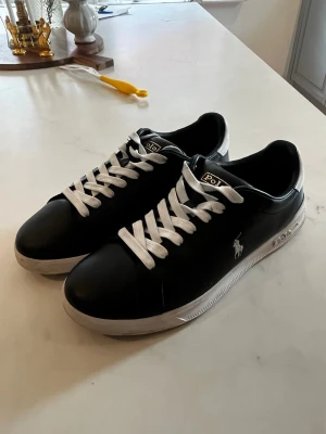 Ralph lauren skor  - Snygga skor från Ralph lauren i storlek 41, skick skulle säga 9/10. Köpta för 1300 på zalando. Pris kan diskuteras lite vid snabb affär! Skorna görs rent så gott de går vid köp.