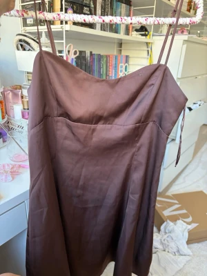 satin liknande klänning från gina tricot - klänning från gina tricot, brun satin klänning