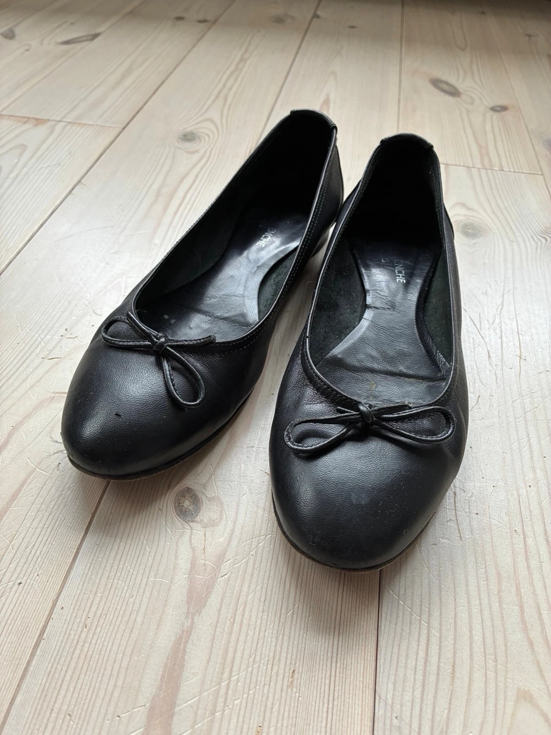 Svarta ballerinaskor i skinn med rosett storlek 37