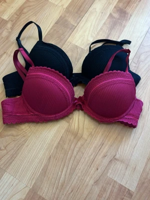 Super Push-up bh  - Två stycken push up BH:ar från New Yorker i nytt skick 🤍 Storlek: passar smal/XS–S  Säljer då de inte kommer till användning. Oanvända och fräscha! Perfekta för att ge fint lyft och form – bekväma med bra passform.  💫 Push up-effekt som framhäver figuren 💫 Snygg och enkel design – passar till allt 💫 Perfekta både till vardag och fest  Säljs tillsammans 💕