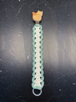 Virkad napphållare - räv 🦊  - Virkad napphållare i glittrig turkos & vit, med en räv 🦊 