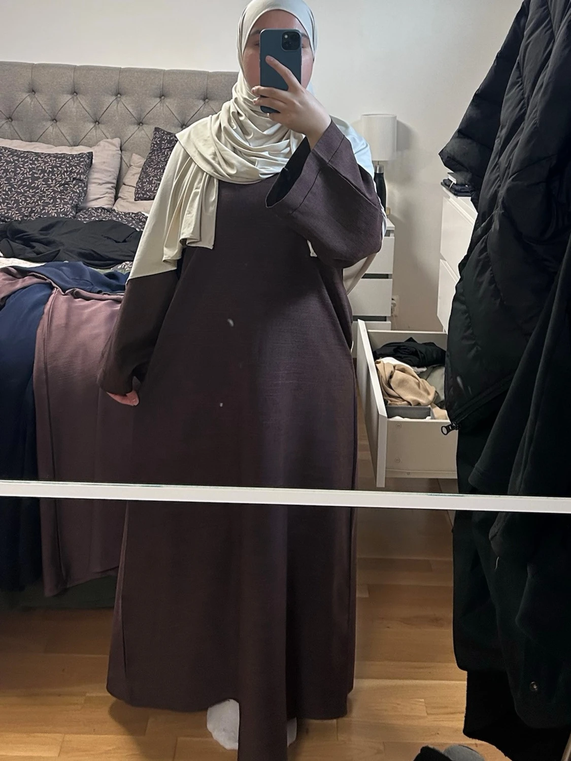 Mörkbrun långklänning med vida ärmar