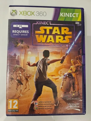 Star Wars Kinect till Xbox 360 - Star Wars Kinect till Xbox 360, kräver Kinect-sensor. Omslaget är lila med ikoniska Star Wars-karaktärer som R2-D2 och C-3PO. Spelet är på svenska, danska och norska. Perfekt för dig som vill uppleva Star Wars-universumet interaktivt med rörelsekontroll.