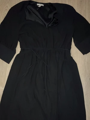 Klänning  - Klänning från H&M storlek S, med snören vid midjan 