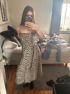 Leopardmönstrad långklänning - Säljer en snygg långklänning med leopardmönster och tunna axelband. Helt ny❤️