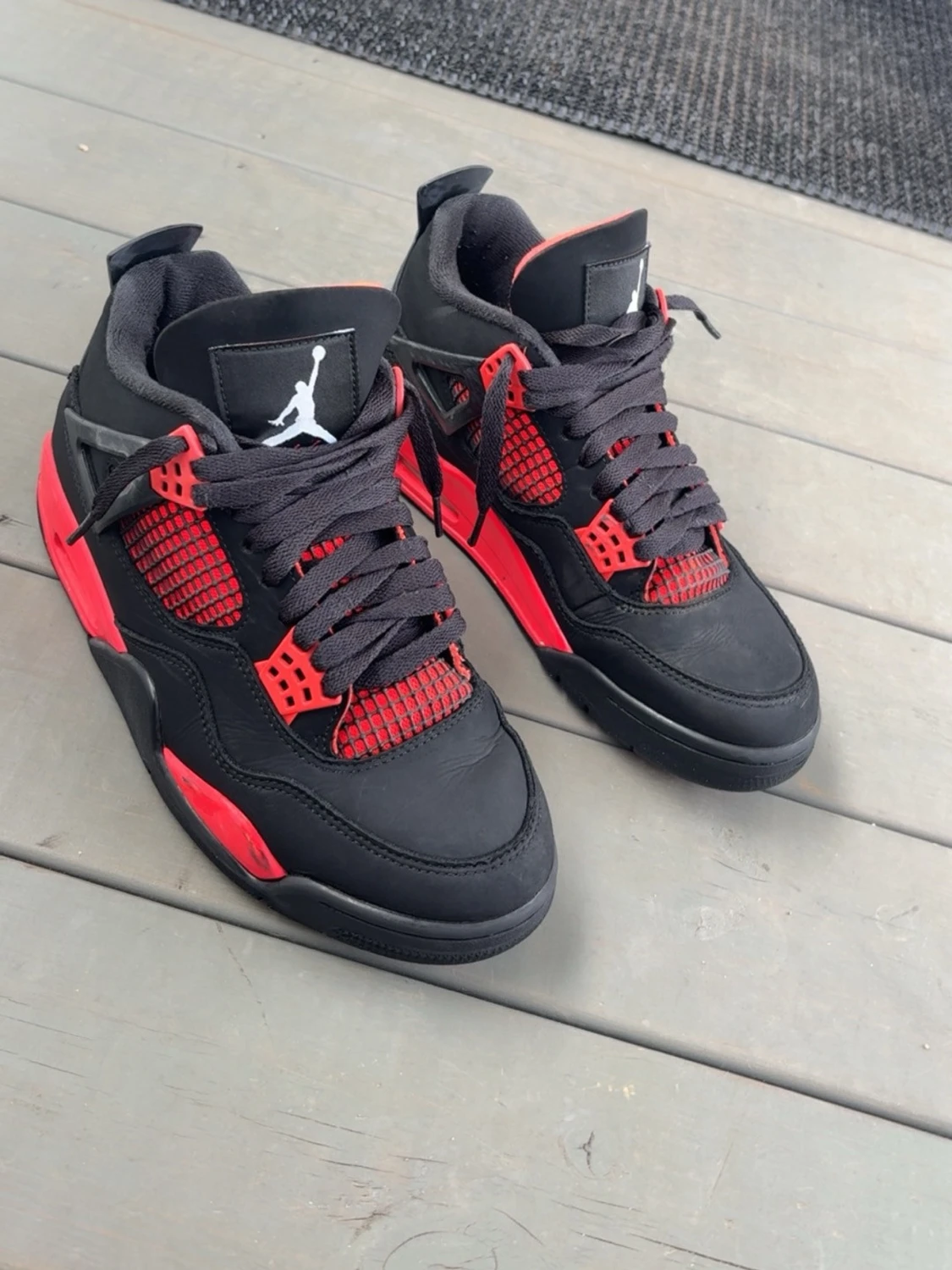 Svarta och röda Air Jordan 4 sneakers