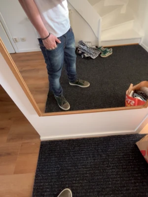 Nudie jeans  - Nudie Jeans | Modell: Thinn Finn | Skick 9/10 mycket bra | Nypris ca 2500 kr | Mitt pris 699 kr | W30 L32 | Midja: 38.5 cm | Ytterbenslängd: 109 cm | Benöppning: 17 cm | Lår: 27 cm | Kom gärna pm vid frågor eller funderingar