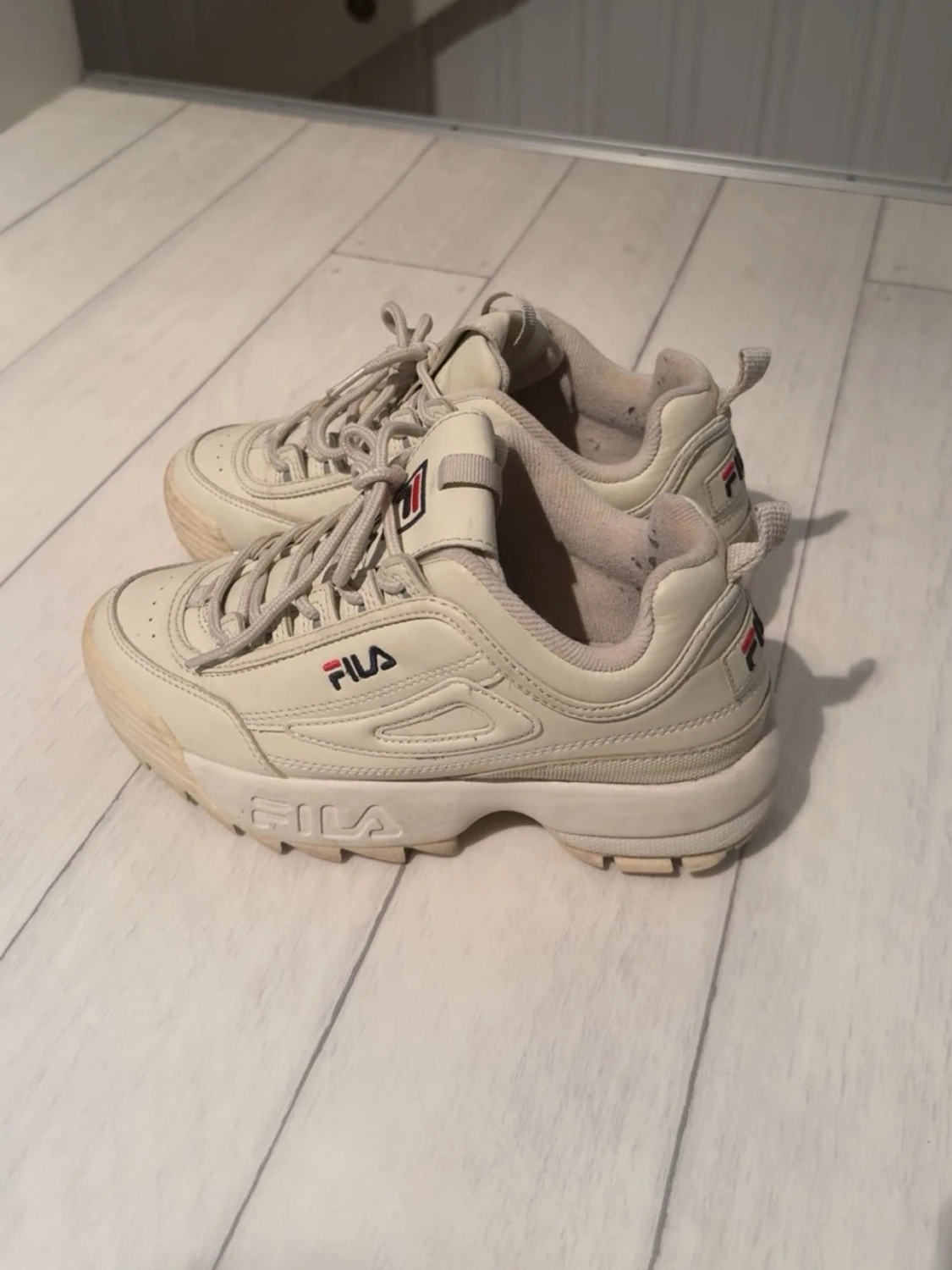 Beige chunky sneakers från Fila