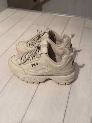 Beige chunky sneakers från Fila - Fina och sparsamt använda skor från fila! 