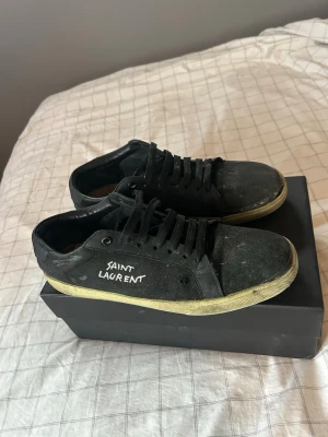 Saint lauren skor - Säljer dessa saint laurent skor i mycket dåligt skick (ej brukbara) säljer till den som vill ha dom ståendes på en hylla mm, eller vill ha halva foten utanför skon , säljes billigt , dustbag och allt annat og medföljer