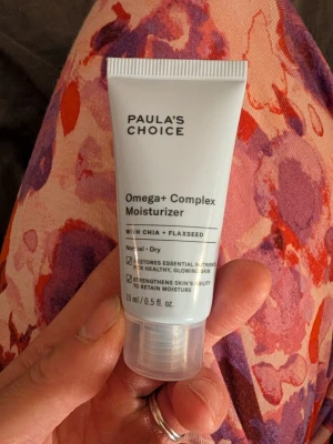 Paula's Choice Omega+ Complex Moisturizer - Omega+ Complex Moisturizer från Paula's Choice, 15 ml. Innehåller chia och linfröolja och är framtagen för normal till torr hud. Återfuktar och stärker hudens barriär. Perfekt för att prova på! Nypris 180kr.