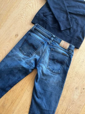 Feta Nudie jeans  - Säljer dessa rejält snygga Nudie jeans 🙌   Storlek: W29 L34 Skick: 9/10 🔥 Riktigt snygga, inga skavanker. Modellen tight long John.   💬Skriv vid frågor! 💸 Pris kan diskuteras vid snabb affär! 📦 Skickas snabbt!