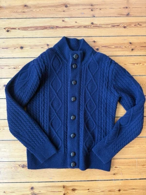Barbour cardigan - Barbour kofta i 100% lammull. Passar dem flesta tillställningarna. Storlek M. 
