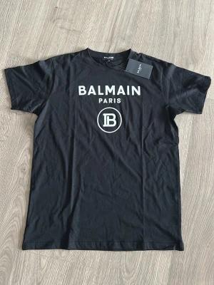 Svart Paris t-shirt - Helt ny dock liten repa som man inte lägger så mycket vikt på som ni ser på andra bild, därav pris. 