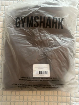 Gymshark pumper pants - Helt nya Gymshark Pump cover pants. Storlek S. Testad, aldrig använd. Kommer i original förpackning.