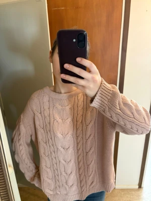 Kabelstickad tröja - Defekter på två sista bilderna 