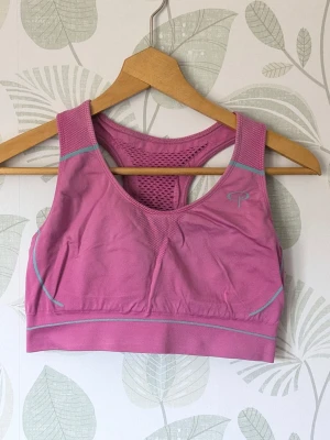 Pierre Robert Support Sportbh Storlek L - - Superskön mjuk Sportbh  - Bra stöd för byst speciellt vid större byst.  - Lite ljusare i färg jämfört med ny och mer ljus upptill jag tror det är pga solen då de har stuckit ut vid linnet som jag har använt till denna då linnet har haft smalare band annars i bra skick.  - Jag kan ha missat någon miniskavank men jag har försökt att granska så gott det går