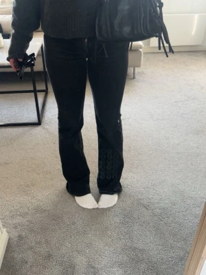 Svarta bootcut jeans med låg midja - Snygga svarta bootcut jeans med låg midja. De är från weekday men säljer för att de blivit för små för mig, favorit jeansen. Storleken är 27/30 