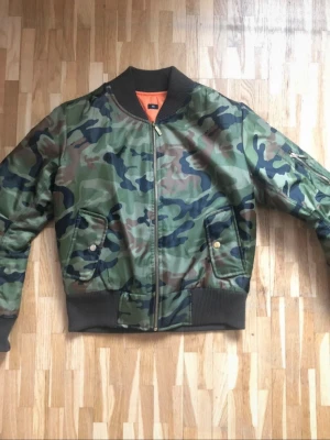 Bomberjacka camouflage  - Bomberjacka från Boohoo. 💚 Aldrig kommit till användning. Storlek XS men passar även S.