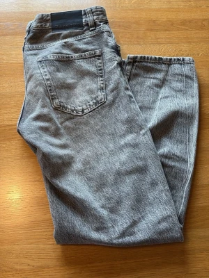 Grå '90s wide jeans från Bershka - Snygga grå jeans från Bershka i modellen '90s wide med hög midja och raka, breda ben. Klassisk femficksdesign och tillverkade i slitstark denim. Perfekta för en avslappnad och trendig look.