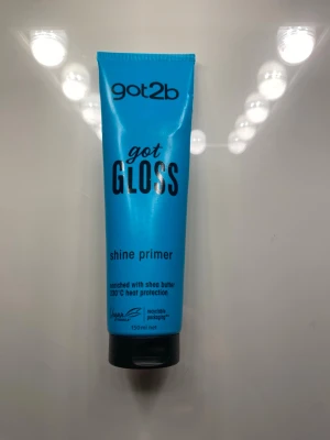 got2b got GLOSS shine primer - Shine primer från got2b i en blå tub, perfekt för att ge glans till håret. Innehåller sheasmör och ger värmeskydd upp till 230°C. Förpackningen rymmer 150 ml och är tillverkad av återvinningsbart material.