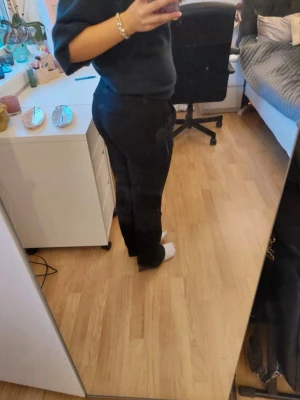 Svarta kostymbyxor från Bik Bok, low waist, vera - Säljer ett par svarta kostymbyxor från Bik Bok i storlek 36. Modell vera, low waist. Nypris 499. De har en klassisk design med normal passform, utsvängda ben och är perfekta för både vardag och fest. Byxorna har fickor och stängs med dragkedja och knapp. Superbekväma och stilrena!