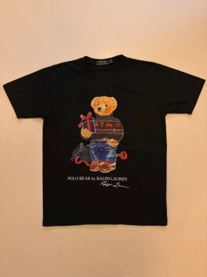 Ralph lauren polo bear t shirt L - Svart Ralph Lauren Polo bear t shirt //  Mycket bra skick helt oanvänd //  Storlek L //  Mått  Längd 69cm Axelbredd  44cm Bredd under armhålorna 50cm Skriv vid minsta fråga eller fundering🤝