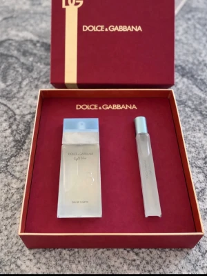 Dolce & Gabbana Light Blue presentset - Snyggt presentset med Dolce & Gabbana Light Blue Eau de Toilette. Innehåller en 50 ml flaska med frostat glas och ljusblått lock samt en 10 ml resestorlek med silverfärgat lock. Kommer i en elegant vinröd ask med gulddetaljer. (Har aldrig använt den eftersom den inte är i min typ av doft men den luktar väldigt fräscht!!)💞😇