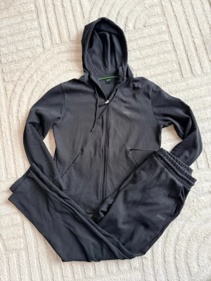 BOSS set - Säljer mitt BOSS set som inhandlades på boss i göteborg i februari för 2200kr. Har använts 3 gånger och är i nyskick. Tröjan är storlek S och byxorna M