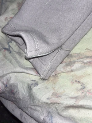 Ljusgrå mjukisbyxor med rosa snöre - Ljusgrå mjukisbyxor med raka ben och rosa dragsnöre i midjan. Byxorna har sidofickor och är tillverkade i ett mjukt och bekvämt material, perfekt för chill dagar. Enkel design utan synligt märke.