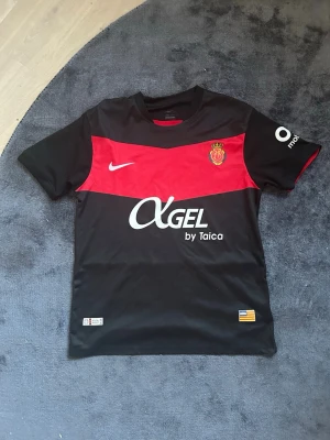 Väldigt snygg mallorca fotbollströja - Aldrig använd och är precis som ny. Väldigt snygg och skön.